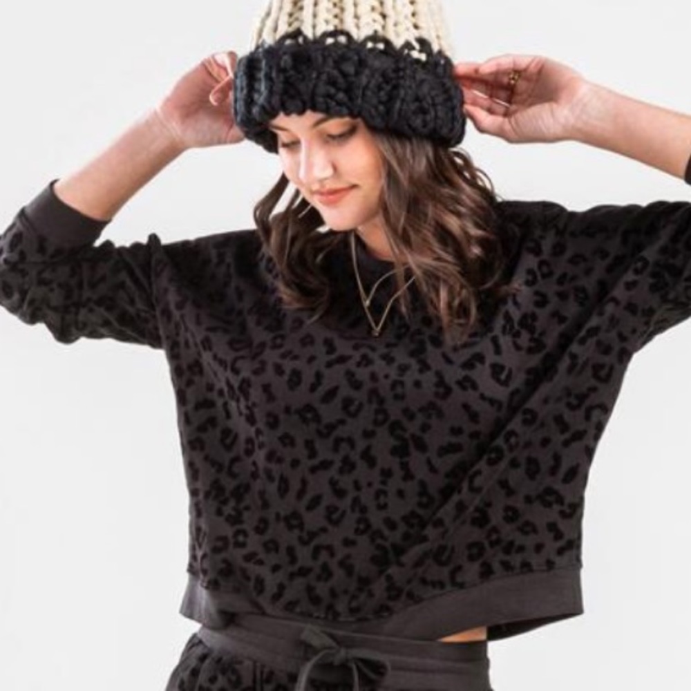 Francesca’s Alya Black Cheetah Crop Pullover